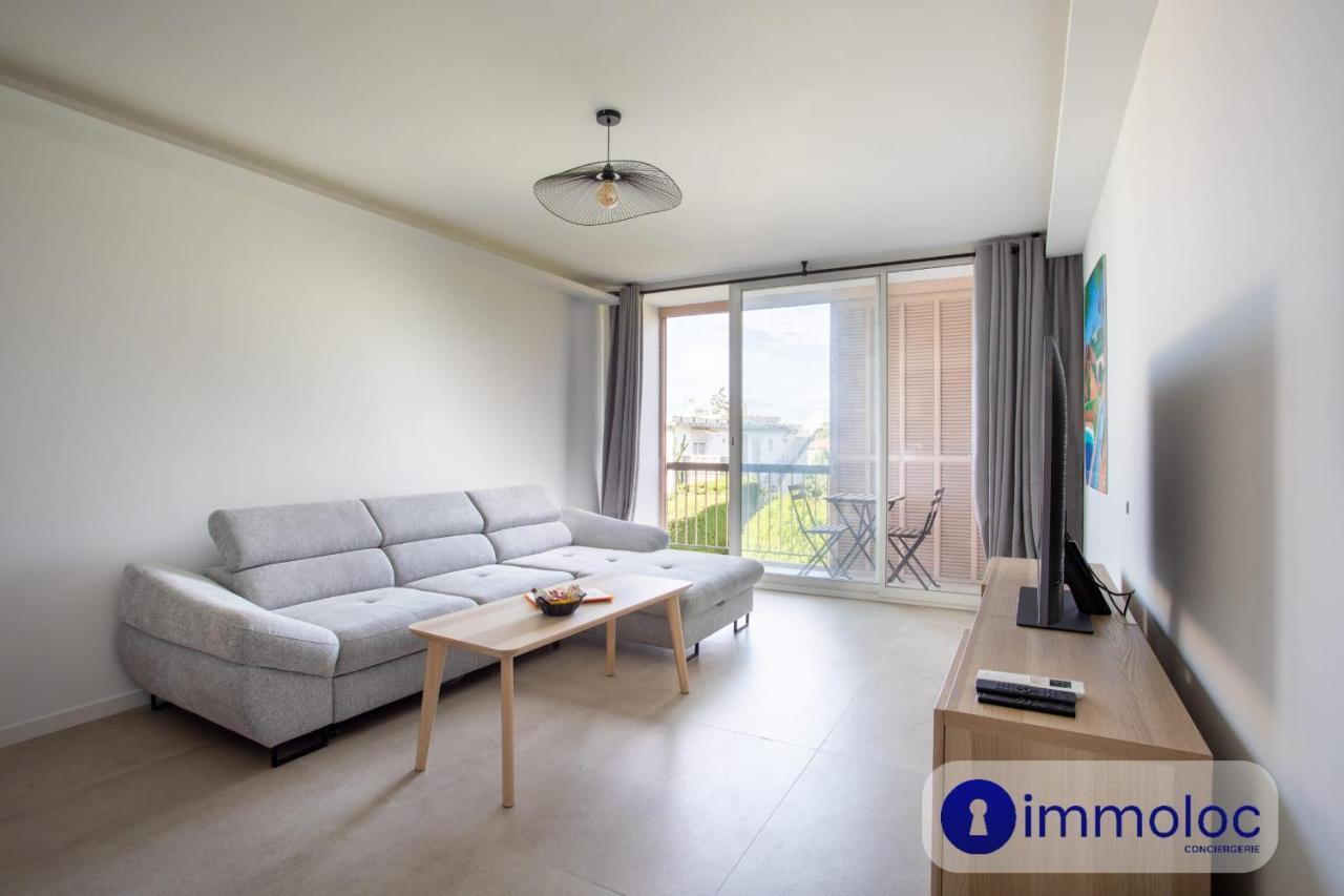 Air-conditioned 5 Minutes From The And Shops Apartment